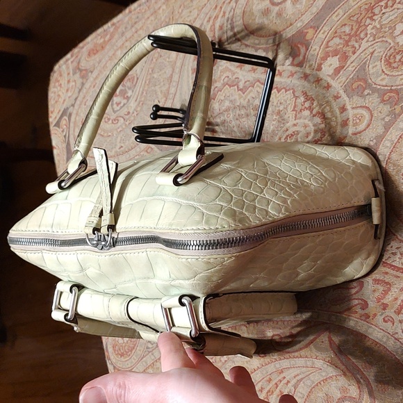 GUC Dooney and Burke pale green croc-embossed leather. Silver hardware. - Picture 4 of 16